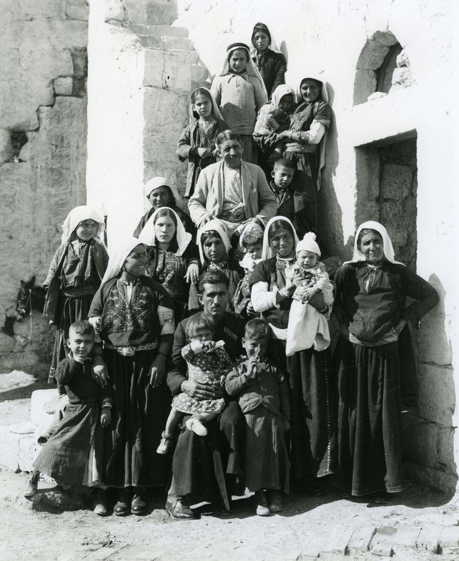 عائلة من منطقة بيت لحم 1930 (تصوير خليل رعد)