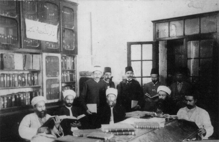 صورة من داخل المكتبة الخالدية التي اسسها الحاج راغب الخالدي(الثاني من اليمين)