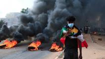 محتج يشارك بالمظاهرات المناهضة للانقلاب بالسودان