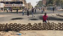 متظاهرون يقطعون الطرقات أمام الجيش بالسودان