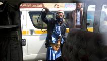 موظف يمني يعقم حافلة للنقل العام في العاصمة صنعاء (Getty)