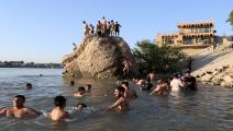 يسبحون في مياه دجلة ببغداد (مرتضى السوداني/ الأناضول)
