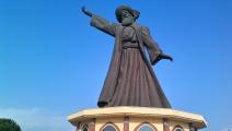 (تمثال الرومي بالقرب من مدينة أزمير التركية)