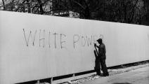 رجل أسود يمحو عبارة عنصرية، واشنطن 1969