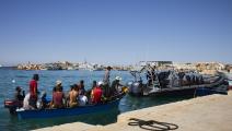 مهاجرون وصلوا إلى لامبيدوزا الإيطالية من تونس الشهر الماضي (لورينزو باليزولو/ Getty)