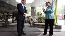 الرئيس شي والمستشارة الألمانية ميركل خلال لقاء سابق ببرلين
