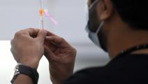 يحضّر حقنة لقاح كورونا في مركز تطعيم بالكويت (جابر عبد الخالق/ الأناضول)