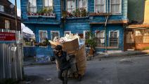 عامل نظافة في إسطنبول (أوزان كوسي/ فرانس برس)