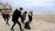 مبادرة تطوعية في غزة لتنظيف الشاطئ (عبد الحكيم أبو رياش)