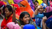 من تظاهرة لعاملات في أحد مصانع الألبسة العالمية في بنغلادش (منيز الزمان/فرانس برس)