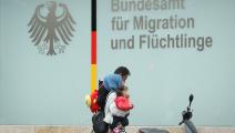 عائلة أمام مكتب الهجرة واللجوء الألماني في برلين (Getty)