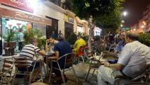 المقاهي الشعبية متنفس الجزائريين في ليالي رمضان (فاروق بطيشة/فرانس برس)