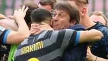Antonio Conte (R) head coach of FC Internazionale celebrate with Achraf Hakimi (L) after Inter opened the scoring during the Serie A match between FC Internazionale and Hellas Verona FC at Stadio Giuseppe Meazza on April 25, 2021 in Milan, Italy. Sporting stadiums around Italy remain under strict restrictions due to the Coronavirus Pandemic as Government social distancing laws prohibit fans inside venues resulting in games being played behind closed doors. (Photo by Giuseppe Cottini/NurPhoto via Getty Image