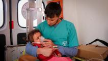 طفل يتلقّى العلاج في مركز طبي بمخيم للنازحين السوريين (محمد بشير الضاهر/ فرانس برس)