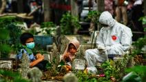 مقبرة في إندونيسيا وسط كورونا (أزوار إيبانك/ فرانس برس)