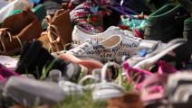 مواطنون وضعوا أحذية حداداً على رفات أطفال من السكان الأصليين (يو رويدونغ/ Getty)
