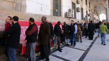مشهد يومي أمام المصارف في طرابلس (محمود تركية/ فرانس برس)
