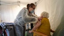 امرأة مسنة ولقاح كورونا في فرنسا (جان فرانسوا مونييه/ فرانس برس)