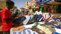 بسطة لبيع ملابس في الخرطوم (أشرف شاذلي/ فرانس برس)