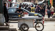 سوريون في شارع في محافظة الحسكة (دليل سليمان/ فرانس برس)