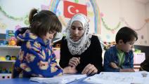 مدرّسة سورية لاجئة في تركيا (فولكان كاشيك/ الأناضول)