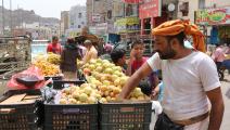 سوق فاكهة وسط مدينة عدن/ نبيل حسن، فرانس برس