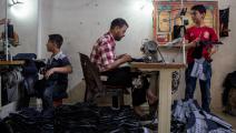 تعجّ معامل الخياطة في تركيا بالسوريين (كريس ماغرات/ Getty)
