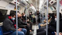 حذر شديد داخل قطار أنفاق في لندن (فيكتور زيمانوفيتش/ Getty)