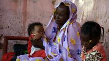 سودانيون يستفيدون في مساعدات في السودان (أشرف شاذلي/ فرانس برس)