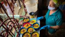 حساء لفقراء كوبا في المشروع المجتمعي كيسيكوابا (أدالبرتو روكيه/ فرانس برس)