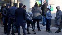 صفوف طويلة من المودعين أمام مصرف "سبير بنك" تنتظر السحب في موسكو (Getty)