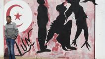 أمام جدارية عن الثورة في ساحة محمد البوعزيزي بسيدي بوزيد، تشرين الأوّل/ أكتوبر 2020 (Getty)