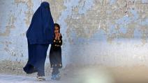 امرأة أفغانية وابنتها في أفغانستان (أحمد سهل أرمان/فرانس برس)