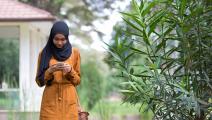 مسلمة تستخدم هاتفها (سارة ويسوا/Getty)