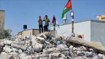 أطفال فلسطينيون وعلامة النصر على ركام منزل هدمه الاحتلال (العربي الجديد)
