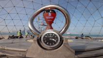ساعة العد التنازلي للمونديال على كورنيش الدوحة (كريم جعفر/فرانس برس)