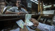 التجار  في مصر يلجأون للسوق الموازي لشراء العملات الصعبة (getty)