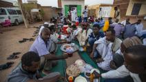 الإفطار الجماعي عادة متوارثة في السودان (محمود حجاج/الأناضول)