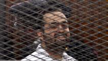 محمد عادل ناشط سياسي مصري في خلال محاكمة في مصر (الأناضول)