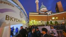 يحرص المسلمون في روسيا على حضور موائد الإفطار الجماعية خلال رمضان (صفا كاراشان/ الأناضول)  