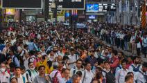حشود في محطة قطارات في مومباي (بونيت بارانجيبي/فرانس برس)