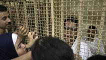 ماهينور المصري في قفص الاتهام في محكمة في مصر (إبراهيم رمضان/ الأناضول)
