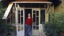 إيتالو كالفينو في منزله بروما، كانون الأوّل/ ديسمبر 1984 (Getty)