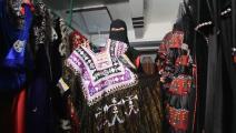 أم تركي سيدة يمنية تحفظ الأزياء التراثية (العربي الجديد)