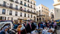 سوق بين مبانٍ شيّدها الاستعمار الفرنسي في العاصمة الجزائر (ريك لافورغ/ Getty)