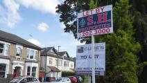 عرض كبير لبيع المنازل وسط ضعف الطلب في بريطانيا (getty)