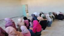 طالبات سوريات دون مقاعد في الفصول الدراسية بدرعا (فيسبوك)