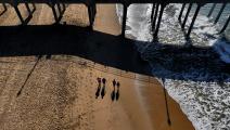شاطئ بحر وشمس في أكتوبر (آلن جاي تشابن/ Getty)