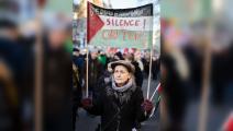 متظاهرة مناصرة للفلسطينيين في باريس: صمت الإعلام الفرنسي يقتلنا (تيلمو بِنتو/ Getty)