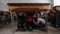 تُتلف المقاعد القديمة في المدارس ألبسة التلاميذ (سمير الدومي/ فرانس برس)